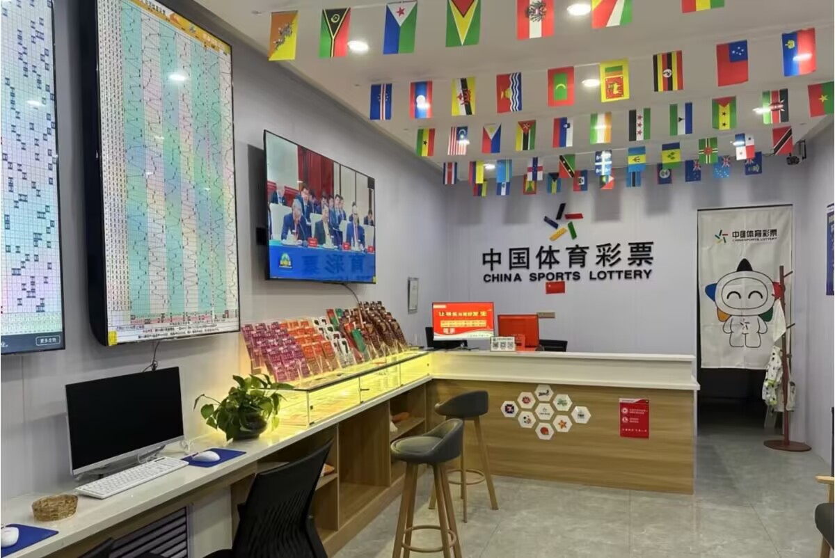 老靖体彩店 店内环境实拍三：票根归档区与顾客休息区